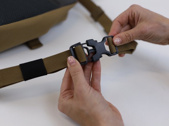 How to Replace a Backpack Buckle (without sewing), Tight the buckle: crwdns2935265:04crwdnd2935265:03crwdnd2935265:03crwdne2935265:0