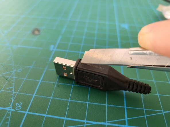 Removing the USB connector from a moulded cable, Freeing the connector from the plastic: 1 단계, 이미지 3개 중 1개