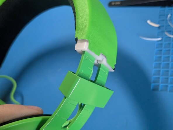 Razer Kraken (Kraken TE) Headband Replacement, Apply new double sided tape: crwdns2935265:017crwdnd2935265:03crwdnd2935265:03crwdne2935265:0