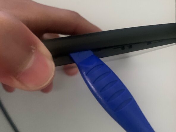 Amazon Kindle Fire 7th Generation Battery Replacement, Loosen the back cover clips: crwdns2935265:01crwdnd2935265:02crwdnd2935265:03crwdne2935265:0