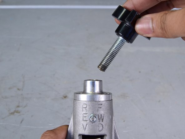 Electric Eel Top Feeder Assembly Replacement, Remove the Tension Knob: crwdns2935265:012crwdnd2935265:03crwdnd2935265:03crwdne2935265:0