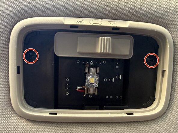 2014-Present Kia Sedona Cargo Lamp Assembly Replacement, Remove the lamp assembly: paso 3, imagen 1 de 1