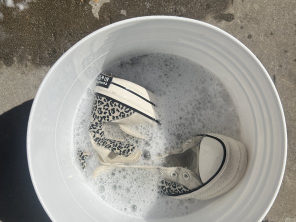 How to Hand Wash Canvas Shoes: Schritt 7, Bild 2 von 2