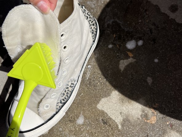 How to Hand Wash Canvas Shoes: Schritt 8, Bild 2 von 3