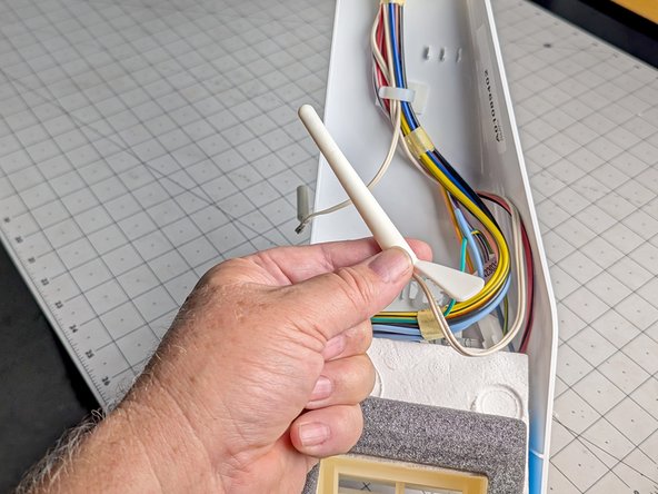 Frigidaire Side-By-Side Refrigerator Freezer Thermistor Replacement, Free the freezer thermistor: 手順 12、 3の画像 3