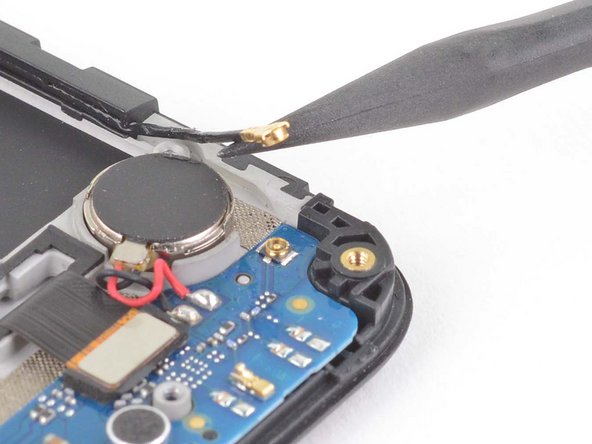 Motorola Moto E6 Plus Daughterboard Replacement, Disconnect the coaxial cable: crwdns2935265:011crwdnd2935265:02crwdnd2935265:02crwdne2935265:0