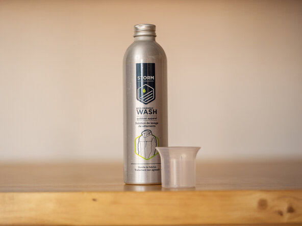 How to Wash a Waterproof Jacket, Add detergent: crwdns2935265:04crwdnd2935265:01crwdnd2935265:01crwdne2935265:0