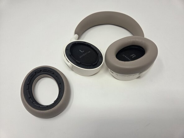 Sennheiser Accentum Wireless Driver Assembly Replacement, Ear Pad: adım 1, 2 resimden 2.