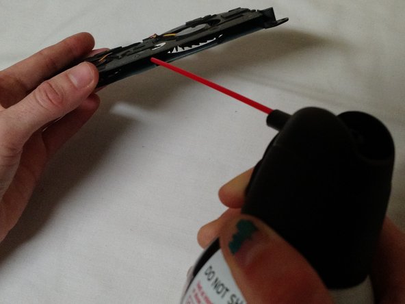 Lenovo IdeaPad Y40-70 Laptop Fan Replacement, Clean the fan: crwdns2935265:08crwdnd2935265:02crwdnd2935265:03crwdne2935265:0