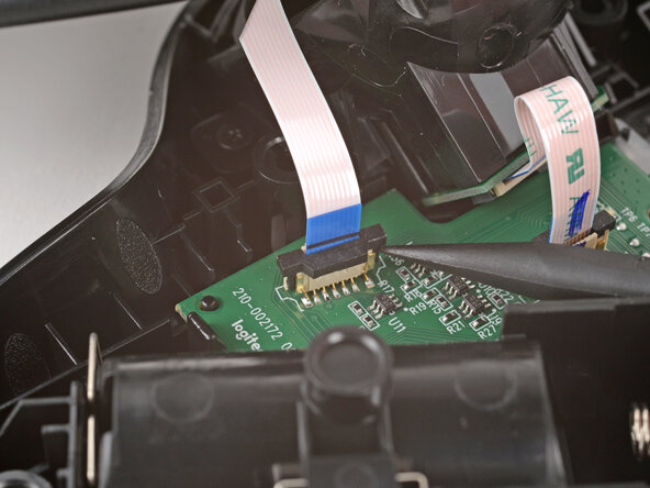 How to Open Your Logitech Ergo M575S, Disconnect the top half: crwdns2935265:012crwdnd2935265:01crwdnd2935265:03crwdne2935265:0