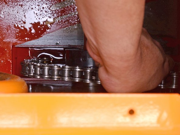 Barreto Tillers E1320HTRLR 2016 Wheel Drive Motor Replacement, Remove the chain from both gears: crwdns2935265:034crwdnd2935265:02crwdnd2935265:03crwdne2935265:0