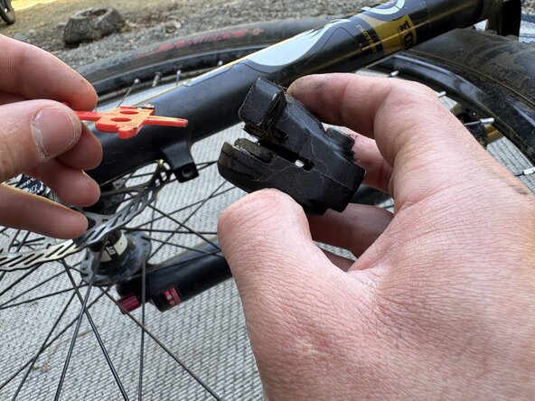 Fox32 Mountain Bike Front Air Suspension Fork Seal and Oil Replacement: étape 5, image 1 de 3