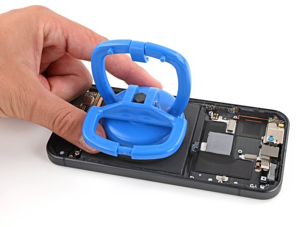 Google Pixel 9 Battery Replacement, Apply a large suction cup: 36 단계, 이미지 3개 중 3개