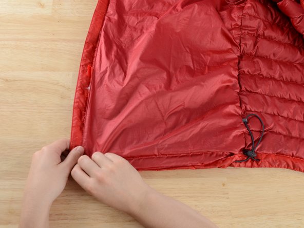How to Access the Insides of a Patagonia Down Jacket: paso 8, imagen 1 de 2