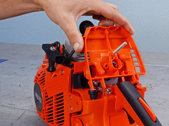 Echo Chain Saw CS590 2019 Carburetor Replacement, Remove the carburetor cover: crwdns2935265:016crwdnd2935265:02crwdnd2935265:03crwdne2935265:0