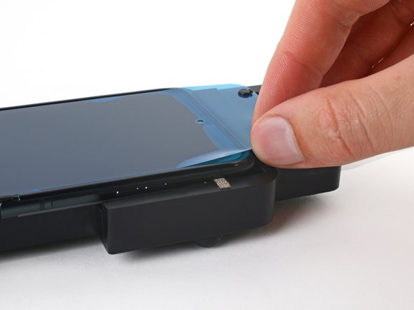 Motorola Razr+ Screen Protector Replacement, Separate the upper liner: stap 0, afbeelding 2 van 2