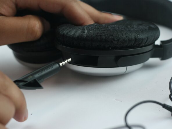 Bose QuietComfort 15 Audio Cable Replacement: step 3, image 1 of 3
