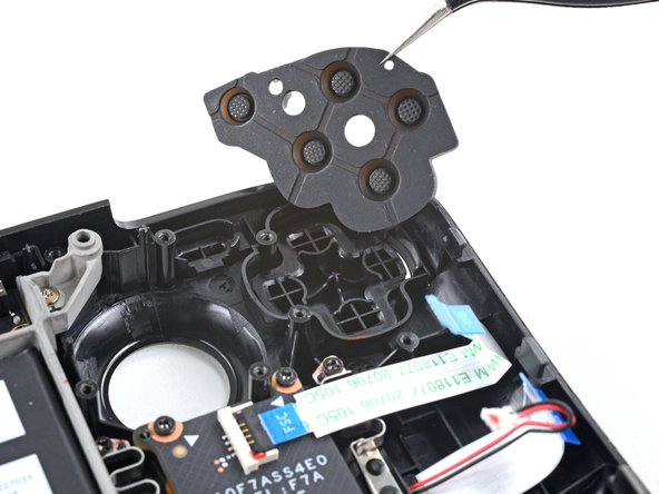 Changer le bouton de la croix directionnelle de la Steam Deck, Retirer la membrane de la croix directionnelle: étape 23, image 2 de 2