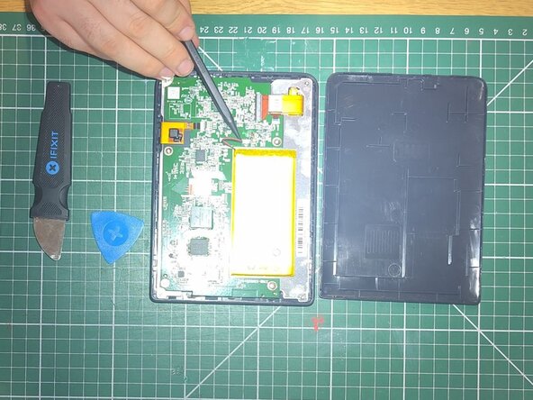 Kobo Nia Teardown, Disconnect battery: crwdns2935265:02crwdnd2935265:01crwdnd2935265:02crwdne2935265:0