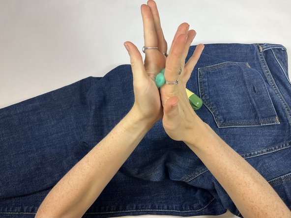 How to Patch a Hole in Jeans with Wool: crwdns2935265:07crwdnd2935265:02crwdnd2935265:03crwdne2935265:0