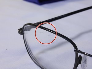 Cómo reparar los cristales rayados de las gafas