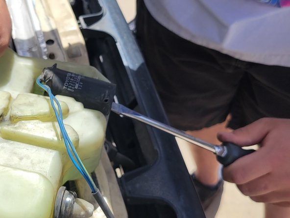 1986 Toyota Pickup Windshield Washer Pump Replacement: crwdns2935265:06crwdnd2935265:02crwdnd2935265:03crwdne2935265:0