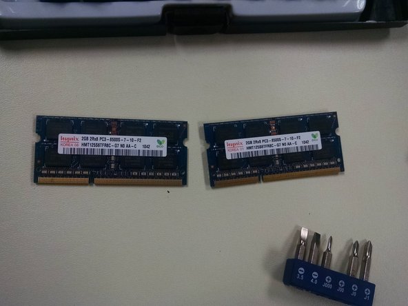 Macbook 2009-2010 Unibody White Disassembly, Removing The RAM: crwdns2935265:05crwdnd2935265:03crwdnd2935265:03crwdne2935265:0