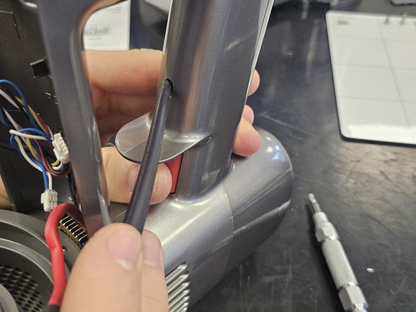 Dreame T30: Teardown, Removing the handle: crwdns2935265:07crwdnd2935265:03crwdnd2935265:03crwdne2935265:0