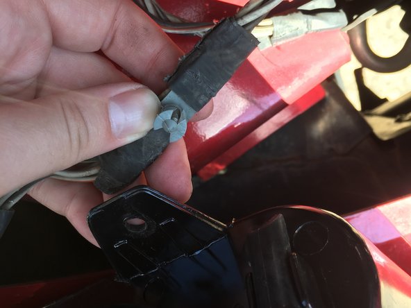 2005 Dodge Grand Caravan Passenger Side Headlight Replacement, Remove damaged headlight: crwdns2935265:03crwdnd2935265:02crwdnd2935265:03crwdne2935265:0