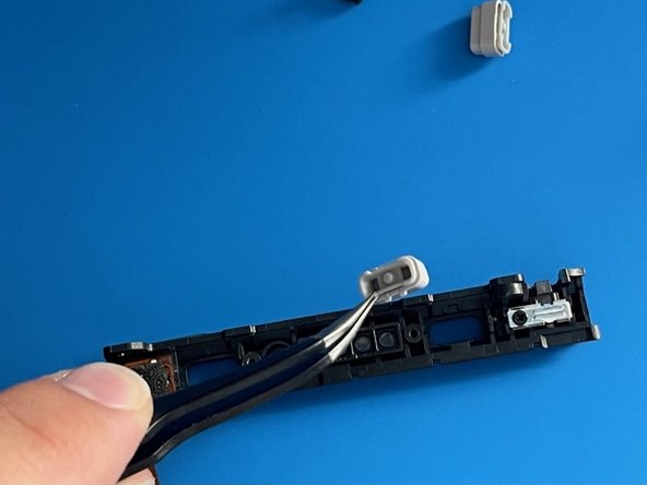 Left Nintendo Switch NES Controller Charging Rail Replacement, Take the SL, SR and Sync buttons out: crwdns2935265:06crwdnd2935265:02crwdnd2935265:03crwdne2935265:0