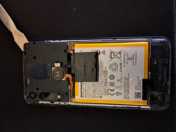 Motorola Moto G Power (2020)/G8 Power Display Replacement, Unclip motherboard's plastic cover: crwdns2935265:04crwdnd2935265:02crwdnd2935265:03crwdne2935265:0