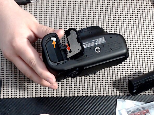 Canon EOS 6D Mark II DC/DC Power Board Replacement, Remove battery cover: passo 4, imagem 1 %32