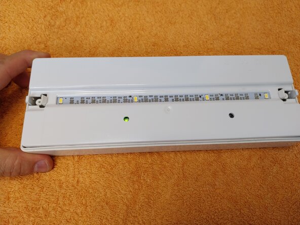 Reparación luminaria de emergencia AERLUX cambio condensador 1,2 uF: paso 10, imagen 1 de 3