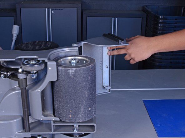 Clarke Floor Sander 07012A 2012 Drum Expander Replacement, Lower the sander and lift the front cover: crwdns2935265:04crwdnd2935265:03crwdnd2935265:03crwdne2935265:0