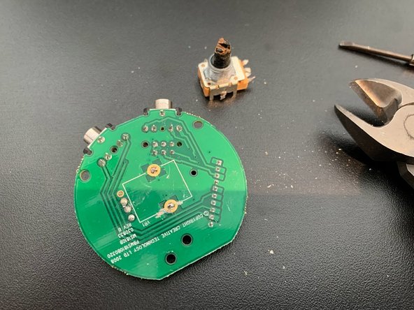 Creative Gigaworks T3 2.1 Speakers Volume Control Replacement, Remove old potentiometer: stap 0, afbeelding 3 van 3