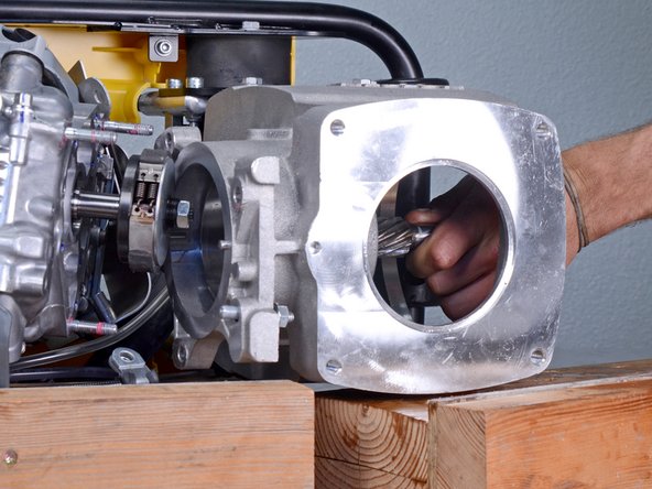 Wacker 4-Stroke Rammer BS504AS REV 101 (2019) Clutch Drum Replacement, Tap out the clutch drum: crwdns2935265:027crwdnd2935265:03crwdnd2935265:03crwdne2935265:0