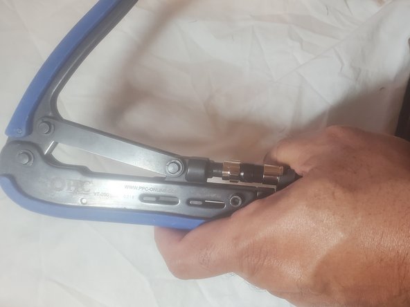 How to Replace a RG-6 Coaxial Cable Connector: crwdns2935265:05crwdnd2935265:02crwdnd2935265:03crwdne2935265:0