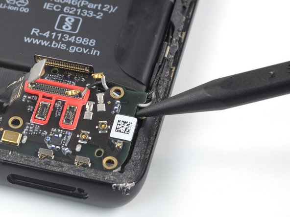 OnePlus 8 Screen Replacement, Pry up the daughterboard: crwdns2935265:021crwdnd2935265:02crwdnd2935265:02crwdne2935265:0
