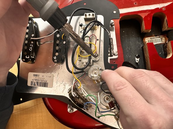 Fender Stratocaster Volume Potentiometer Replacement: passo 15, immagine 2 di 3