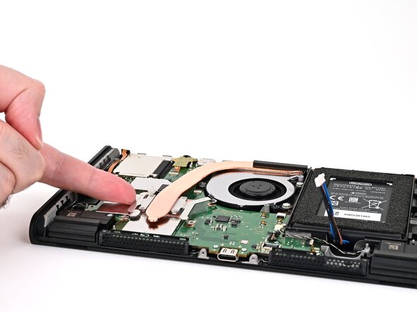 Nintendo Switch 2 Board Replacement, Remove the heat sink: crwdns2935265:037crwdnd2935265:01crwdnd2935265:03crwdne2935265:0