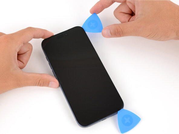 iPhone 17 Pro Battery Replacement, Separate the right edge adhesive: crwdns2935265:013crwdnd2935265:03crwdnd2935265:03crwdne2935265:0