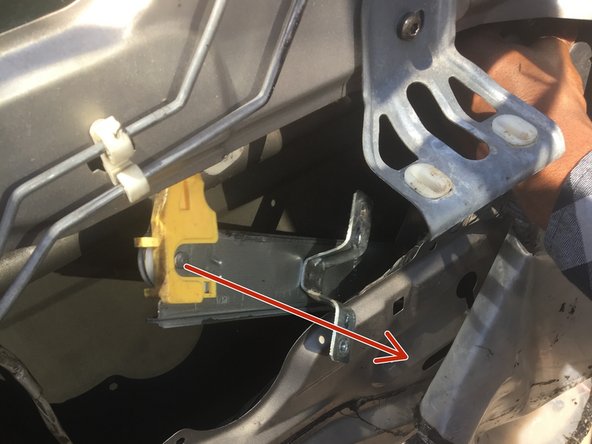 1999 Buick Century Window Regulator and Motor Replacement, Removing The Window Motor (cont'd): stap 7, afbeelding 3 van 3