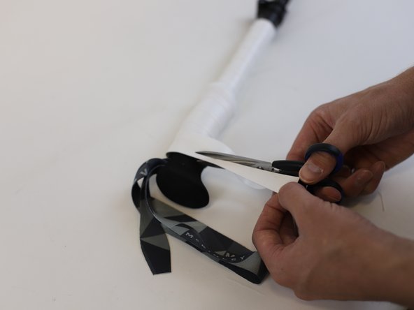 How to Grip a Hiking Pole, Cut the tip of the tape: crwdns2935265:05crwdnd2935265:03crwdnd2935265:03crwdne2935265:0