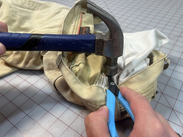 Rivet Replacement on Work Pants, Hammer the rivet: crwdns2935265:07crwdnd2935265:02crwdnd2935265:02crwdne2935265:0