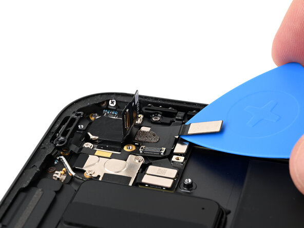 iPad Pro 13" Lock Button Replacement, Remove the lock button and bracket: 步骤 31 中的图像 1，3