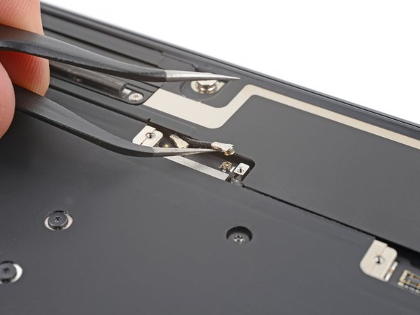 MacBook Air 15" 2023 Battery Replacement, Disconnect the antenna bar: crwdns2935265:024crwdnd2935265:02crwdnd2935265:03crwdne2935265:0