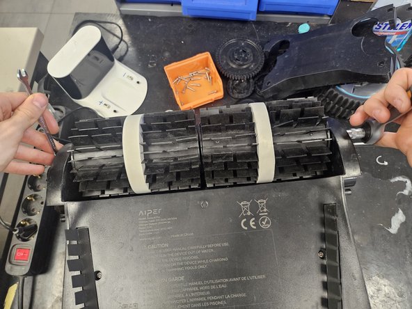 Aiper Seagull Pro: Button bearing replacement, Brushes: crwdns2935265:08crwdnd2935265:01crwdnd2935265:03crwdne2935265:0