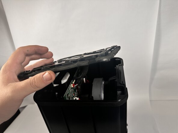 Logitech UE Hyperboom Power Button Board Replacement: 手順 3、 3の画像 2