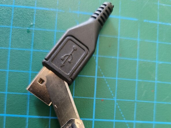 Removing the USB connector from a moulded cable, Freeing the connector from the plastic: 1 단계, 이미지 3개 중 2개