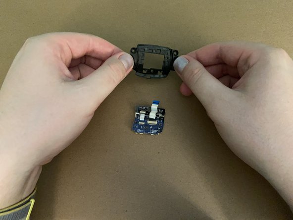 Razer Naga Epic Numpad Disassembly, Remove retaining bracket from PCB bundle: crwdns2935265:05crwdnd2935265:03crwdnd2935265:03crwdne2935265:0
